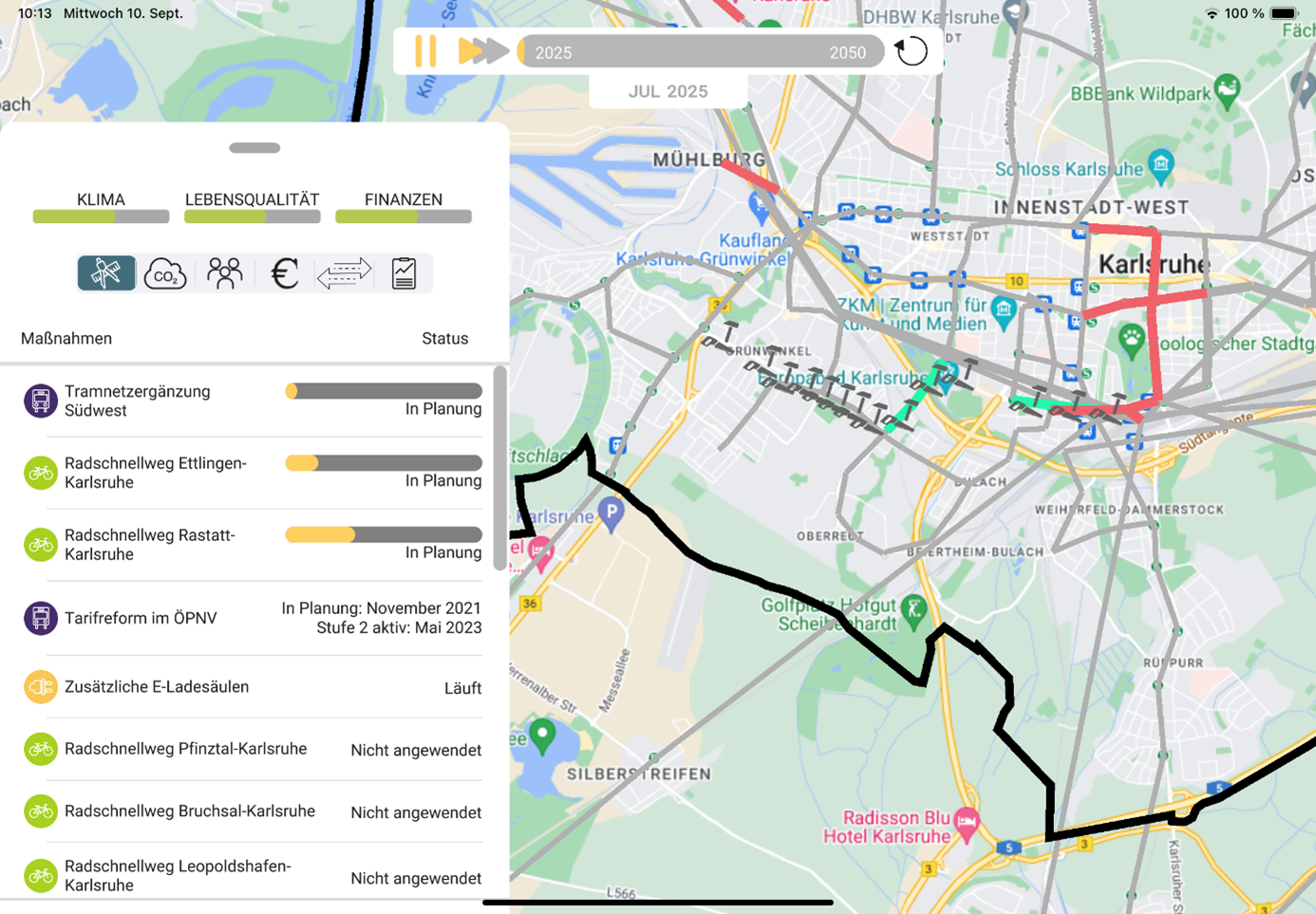 Screenshot aus der MobileCity App: Karte von Karlsruhe mit geplanten Rad- und Straßenbahnprojekten bis 2050, Statusanzeige links.